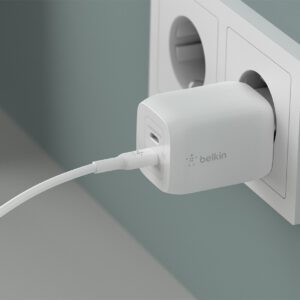 Cargador Belkin Dual USB-C 65W enchufado