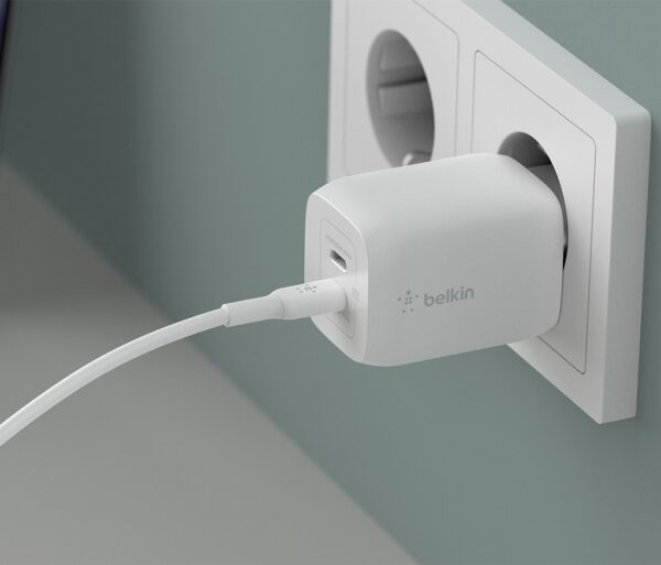 Cargador Belkin Dual USB-C 65W enchufado